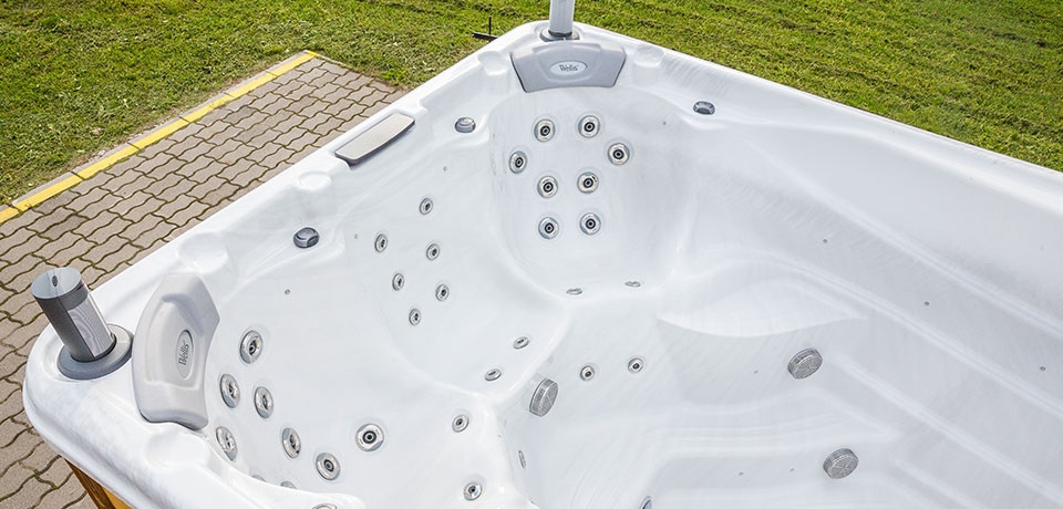 ALLIANCE PISCINES PISCINE LA ROCHE SUR YON Labri De Piscine Mi Haut